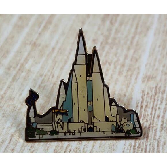 1986 St. Paul, Minnesota Winter Carnival Centennial Ice Palace Pin - Picture 1 of 3